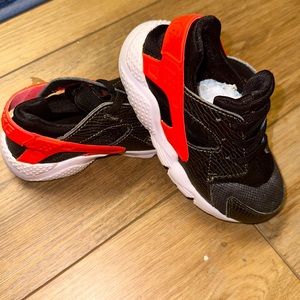 Toddlers size 9 huarache sneakers